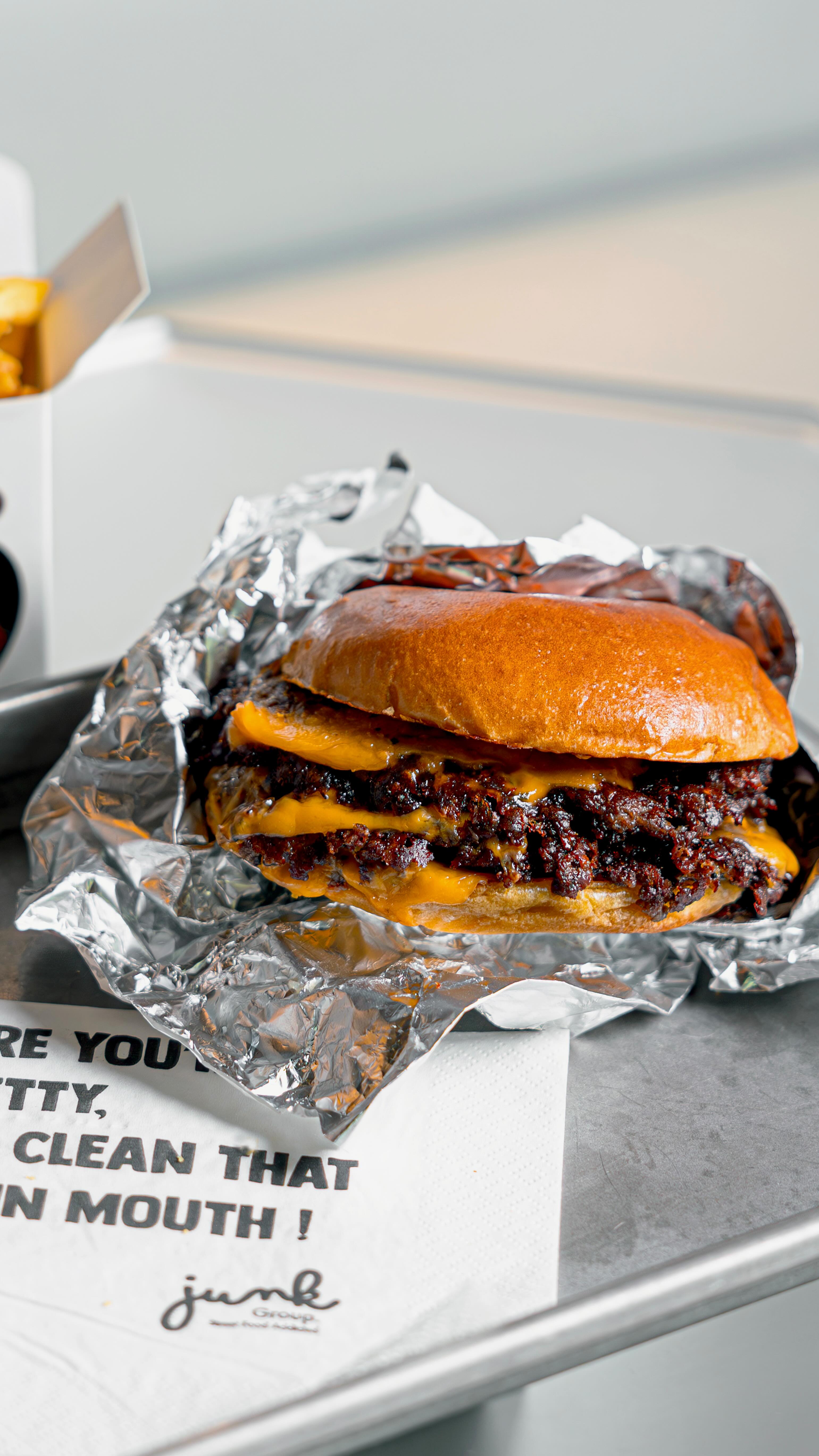 Good design isn’t just visible — it’s edible. 🍔
.
.
.
.
#smashburgers #burgers #junksmashburgers #foodies #parisfoodies #parisrestaurant #londonrestaurants #smashburger #foodporn #delicious #burgersofinstagram #burgersoflondon