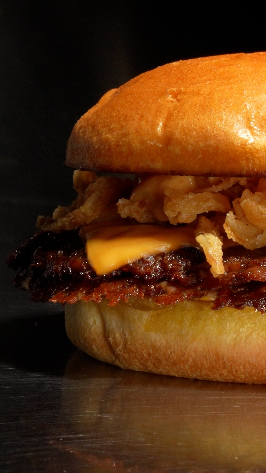No shortcuts. Just pure golden crisp. 🧅🔥
.
.
.
.
#smashburgers #burgers #junkburgers #junksmashburgers #junksmashburger #parisfoodies #dubaifoodie #londonfoodies #dubairestaurant #londonrestaurants #londonburger #dubaiburger #burgersofinstagram #foodporn #crispyonions #smashburger