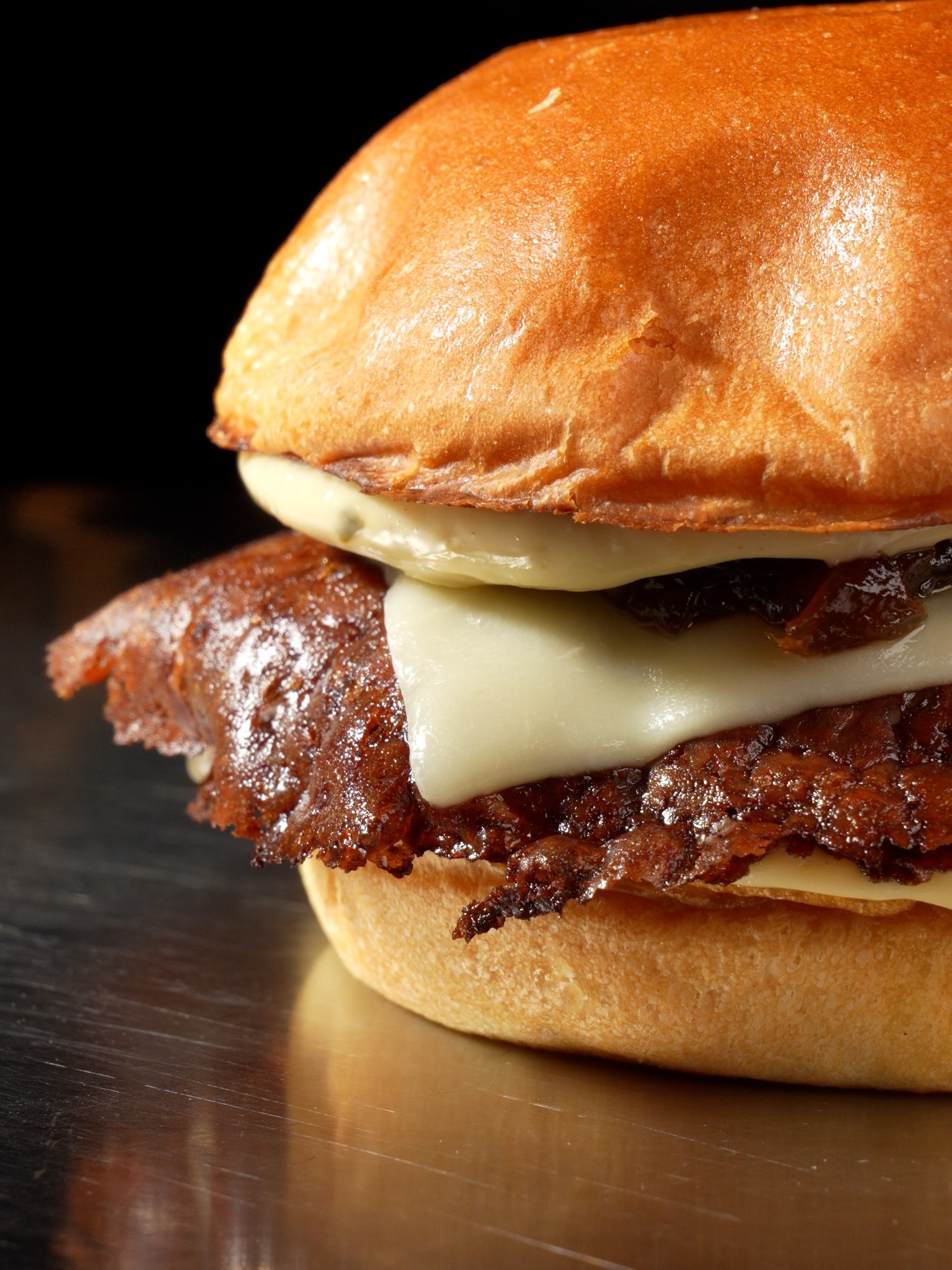 Our collab with @notorious_foodie , the French Onion Smash, is available until Dec 15th in London & Dubai.

Two smashed beef patties, melted Gruyère, beef-jus sauce, topped off with sweet caramelized onions. 🍔
.
.
.
.
#junksmashburgers #smashburgers #notoriousfoodie #foodies #burgers