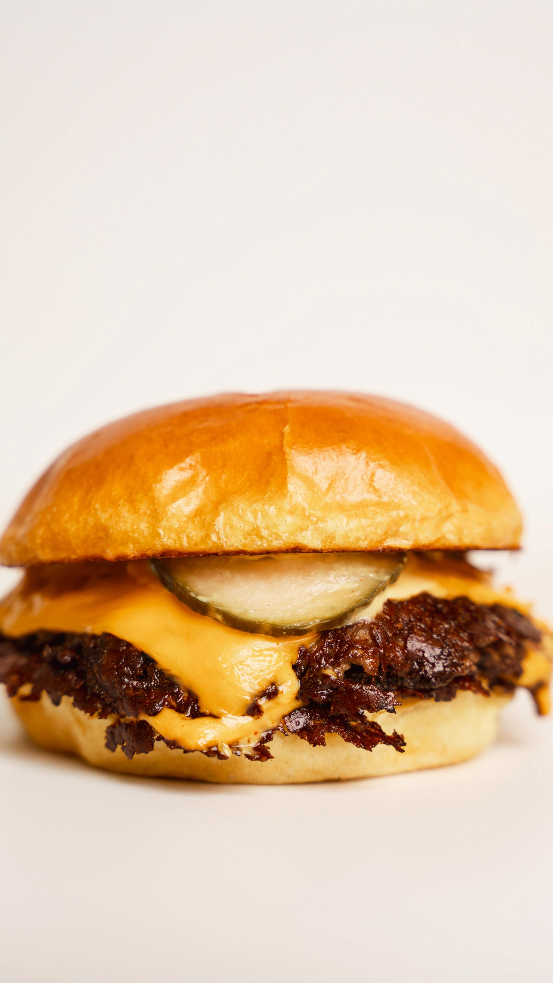 Our classic Smash with extra pickles 🍔🥒

#smashburger #burgerlover #pickles #classicburger #Junksmashburger