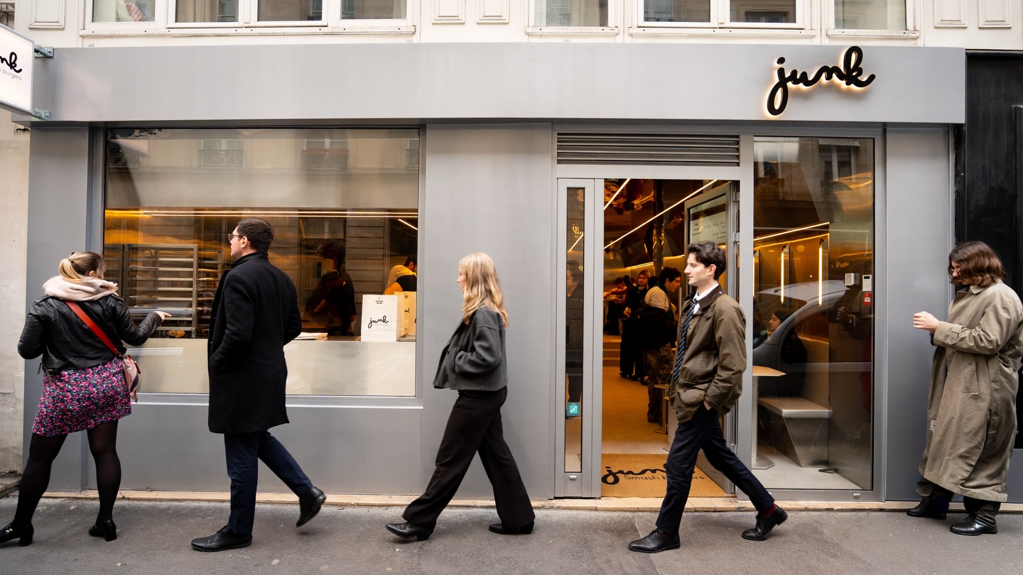 Junk Saint-Georges is now open! 🍔🔥

🕒 Mon–Sun: 12:00pm – 10:30pm

📍 24 Rue Saint-Lazare, 75009 Paris

#junksmashburger #parisrestaurant #smashburgers #opening